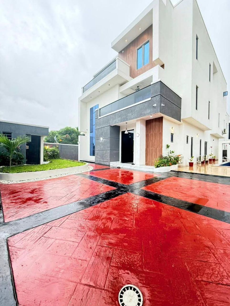 5 BEDROOM FULLY DETACHED DUPLEX